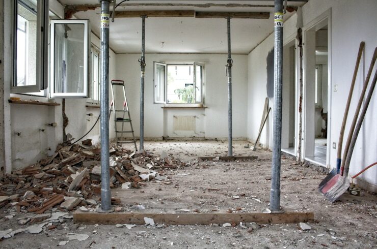 Unfinished room with support poles and construction debris